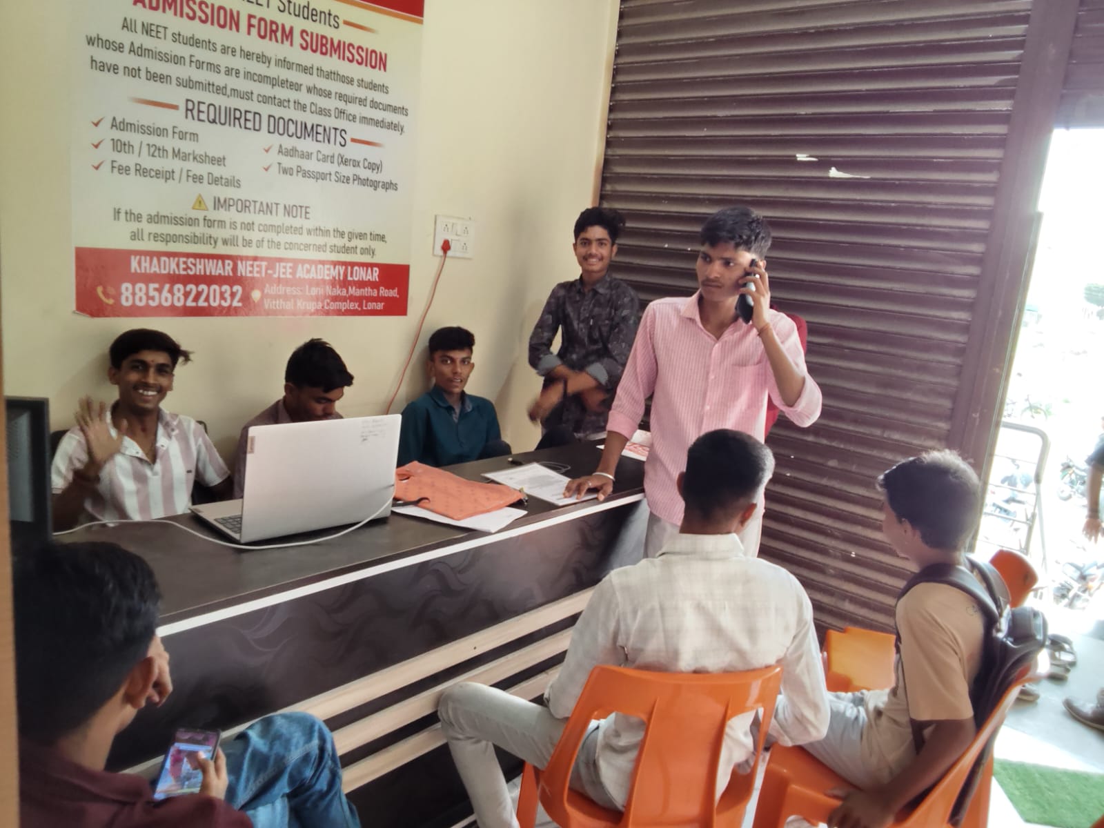Students attending a focused counselling and academic guidance session at Khadkeshwar NEET-JEE Academy, Lonar.